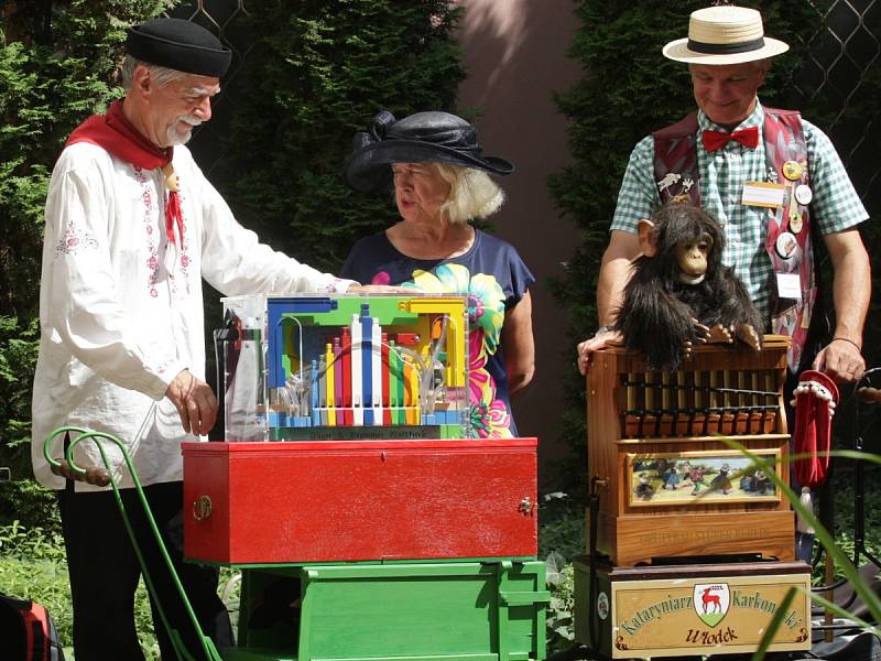 Hudebníci jako z osmnáctého století se v pondělí v Brně sešli na Mezinárodním setkání flašinetářů. Sedmý ročník události zahájili flašinetáři z osmi světových zemí na dvoře Paláce šlechtičen, za doprovodu vodičů marionet se pak koncert přesunul do ulic.