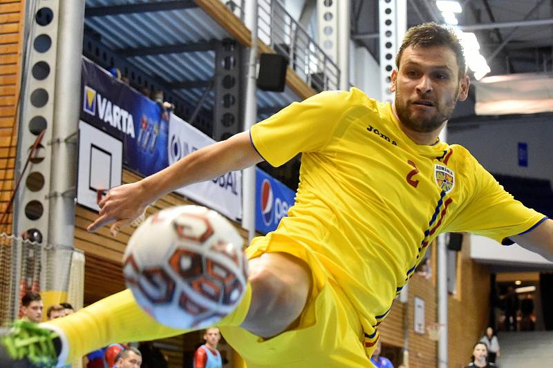 Brno 3.2.2020 - kvalifikační turnaj na futsalové MS 2020 - ČR (červená) Rumunsko Marius Matei (žlutá)