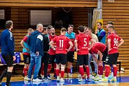Futsalisté brněnského Helasu (v červeném) znají termíny semifinálových soubojů s Chrudimí.