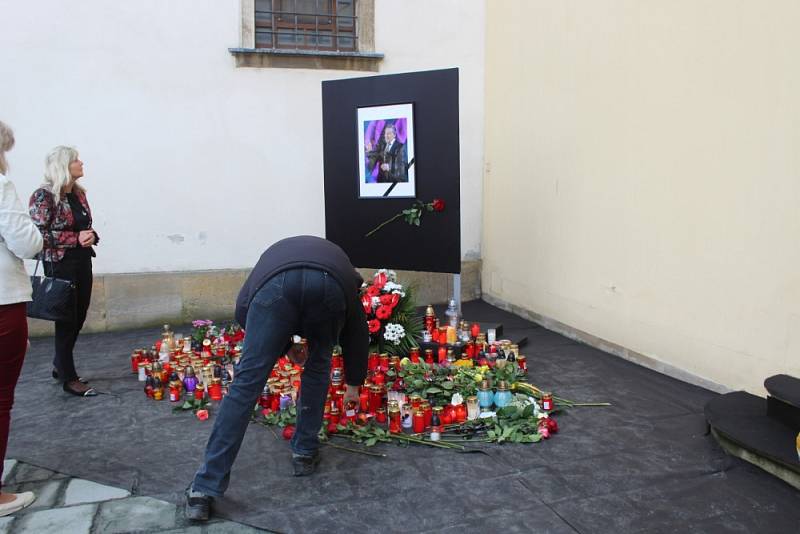 Zapálit svíčku, položit květinu nebo jen chvíli rozjímat. Od pátečního rána chodí lidé v Brně uctít památku slavného zpěváka Karla Gotta na Dominikánské náměstí a před budovu Českého rozhlasu.