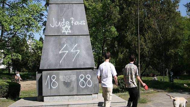 Vandalové poničili památník padlých ruských vojáků. 