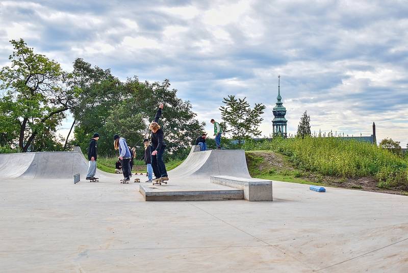 V lokalitě nad pivovarem na Starém Brně otevřeli ve středu nový skatepark.