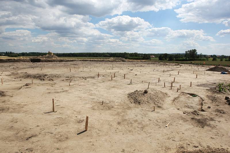 Stovky keramických úlomků a desítky hrobů se zatím podařilo odhalit archeologům na poli poblíž Modřic na Brněnsku. 