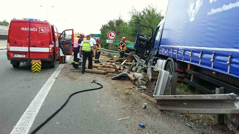 Nehoda dvou nákladních aut na dálnici D1 na 190. kilometru ve směru na Vyškov.