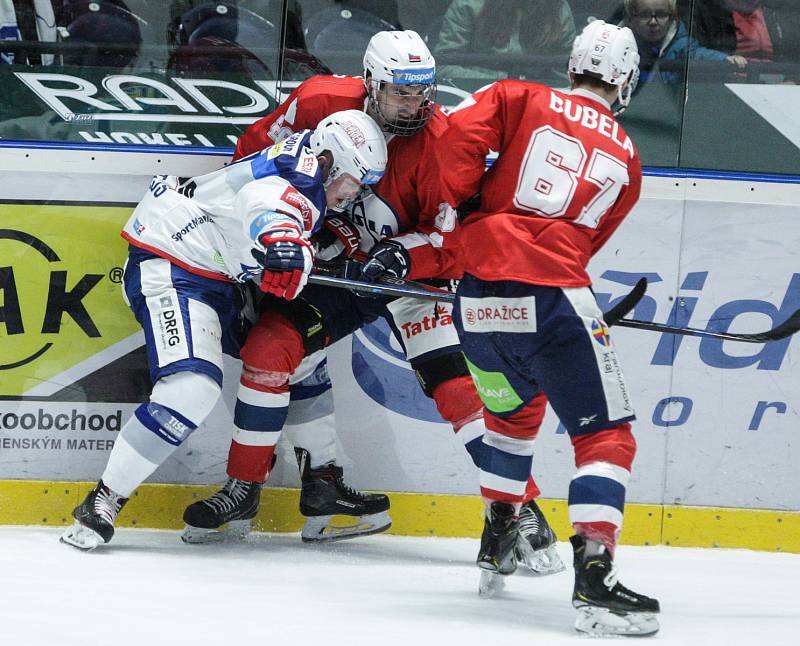 Hokejové utkání Tipsport extraligy v ledním hokeji mezi HC Dynamo Pardubice (v červeném) HC Kometa Brno (v modrobílém) v pardudubické ČSOB pojišťovna ARENĚ.