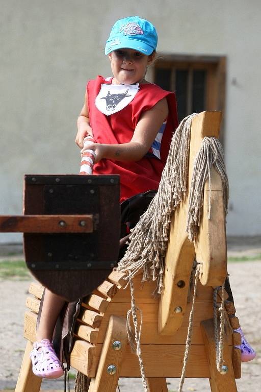 Akci Za tajemstvím středověku aneb pážata, panoši a rytíři ve znamení zubří hlavy si užili dospělí i děti.