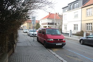 Parkování na ulici Žižkova v brněnských Žabovřeskách.