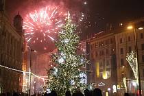 V barvami ozářené bitevní pole se poslední noc v roce 2012 přeměnilo brněnské náměstí Svobody. Tisíce Brňanů si tam přišlo popřát šťastný Nový rok.