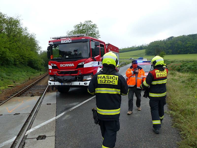 Vlak se srazil s osobním autem u obce Moravské Bránice na Brněnsku. Nehoda se stala v sobotu v půl druhé odpoledne na silnici 152. Řidič osobního vozu na místě zemřel.