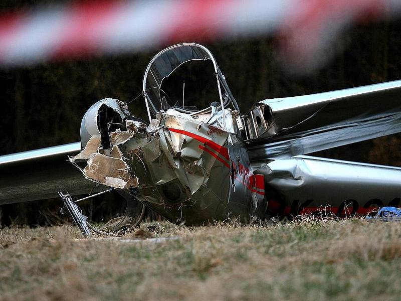 V poli nad Jinačovicemi na Brněnsku poblíž tamního golfového hřiště havaroval v sobotu v podvečer větroň, kterému se zřejmě nezdařilo nouzové přistání. 