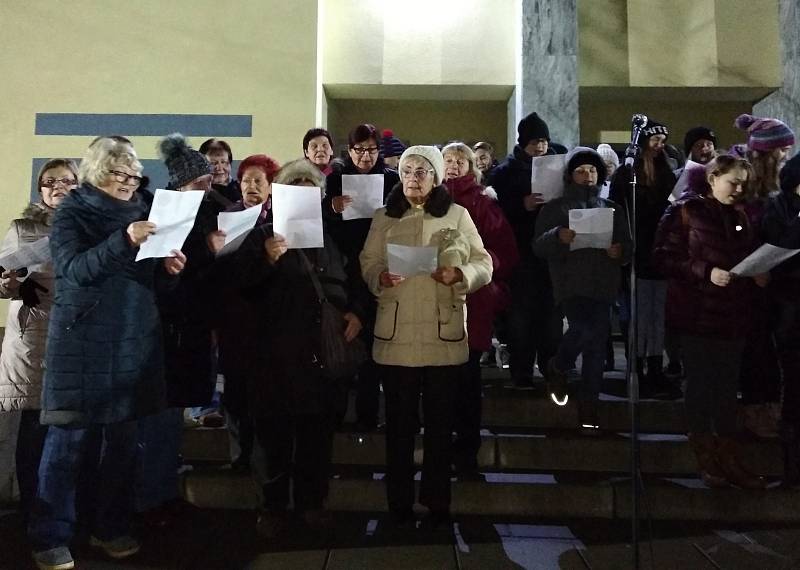 Vánoční atmosféru si připomněli lidé na náměstí v Kloboukách u Brna. Sešlo se tam asi dvě stě padesát zpěváků. Pět desítek studentů gymnázia ke zpěvu i zahrálo. Foto: Renata Pilařová