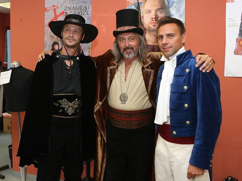 Herci (zleva Marek Holý, Oldřich Kříž a Roman Vojtek) absolvovali zkoušku kostýmů v krejčovnách Městského divadla Brno.