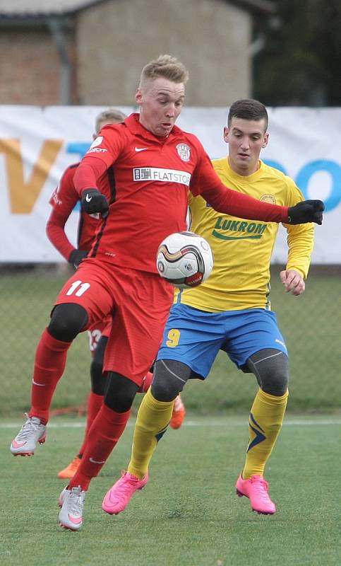 Fotbalisté Zbrojovky (v červeném) ani ve druhém utkání zimní Tipsport ligy nevyhráli. Po úvodní remíze 3:3 s olomouckým béčkem ve středu po poledni podlehli prvoligovému Zlínu 0:1.