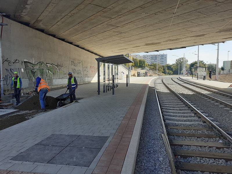 Přístřešek umístěný pod mostem na brněnské Osové tramvajové zastávce ve směru do Starého Lískovce už zmizel.