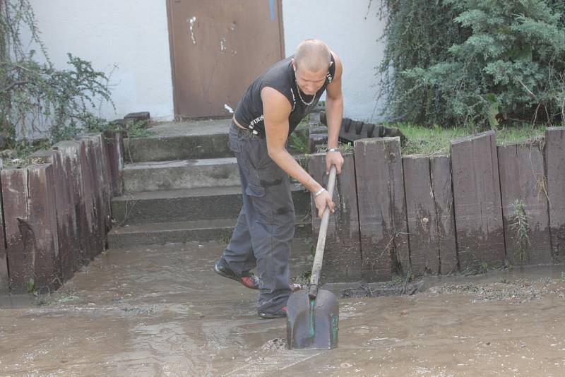 Bahno a voda v podchodu na Staré osadě po pondělní bouřce.