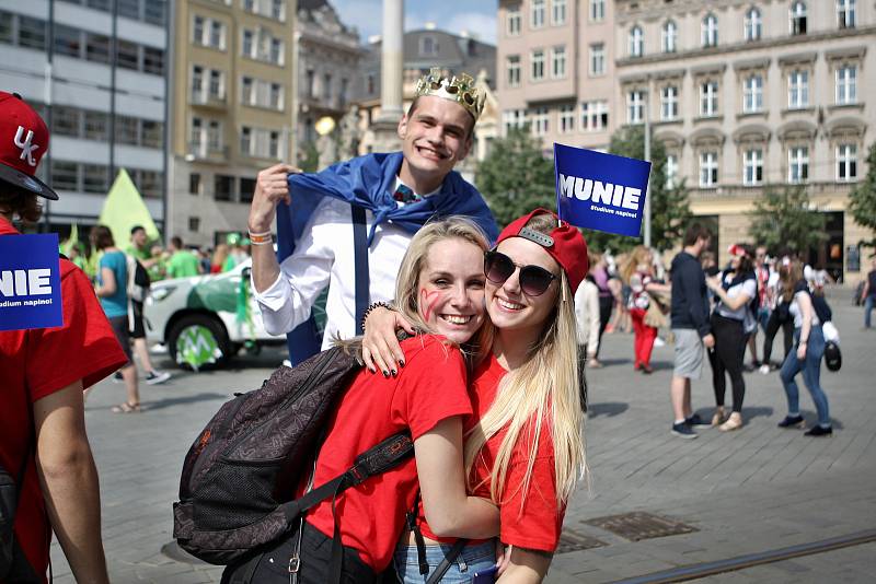 Tisíce studentů se zúčastnily majálesového průvodu z náměstí Svobody na brněnské výstaviště za doprovodu kapel.