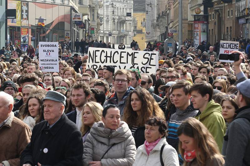 Studentská demonstrace VyjdiVen na brněnském náměstí Svobody.