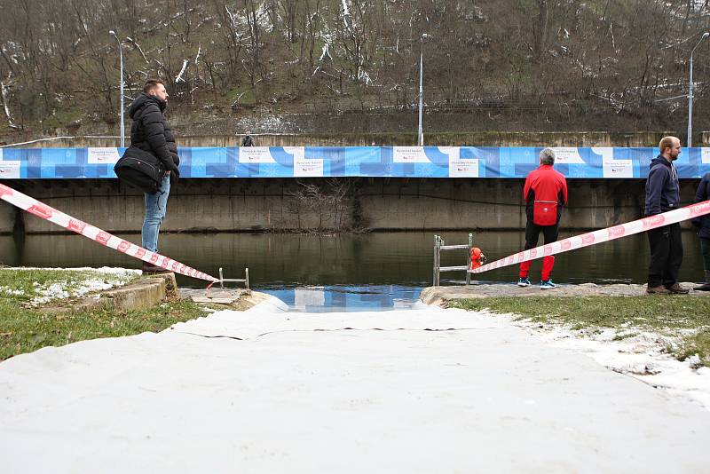 Desítky otužilých nadšenců se účastnily kryathlonu na Olympijském festivalu v Brně.