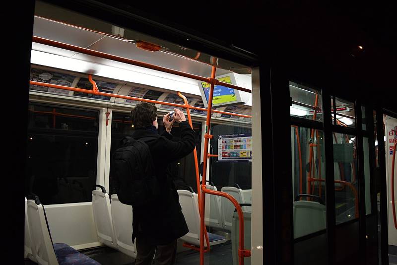 Přesně v deset hodin a čtyřicet minut večer projela Dornychem historicky poslední tramvaj číslo 12.