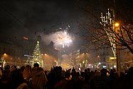 Dunivý rachot a světla rachejtlí oslnily při novoročních oslavách brněnské náměstí Svobody.