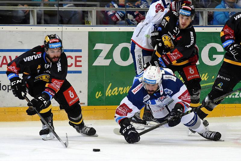 Domácí HC Kometa Brno v bílém (Ivan Baranka) proti HC Litvínov.