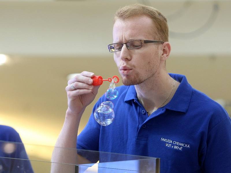 Studenti VUT předvedli ve Vaňkovce odbornou chemii.