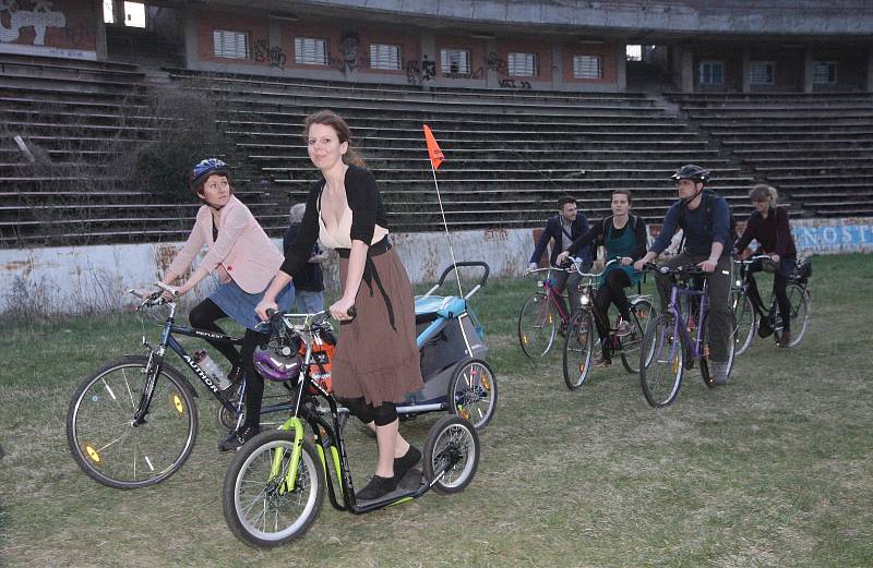 V šatech, obleku nebo teplácích vyrazilo ve čtvrtek v podvečer tisíc sto cyklistů z Moravského náměstí v Brně. Při Velké jarní cyklojízdě se vydali až na bývalý fotbalový stadion Za Lužánkami.