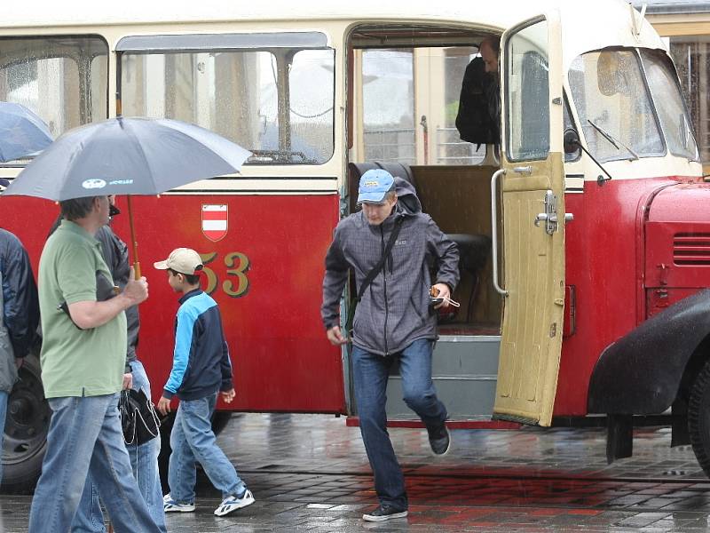 Historické tramvaje a autobusy na náměstí Svobody v Brně.