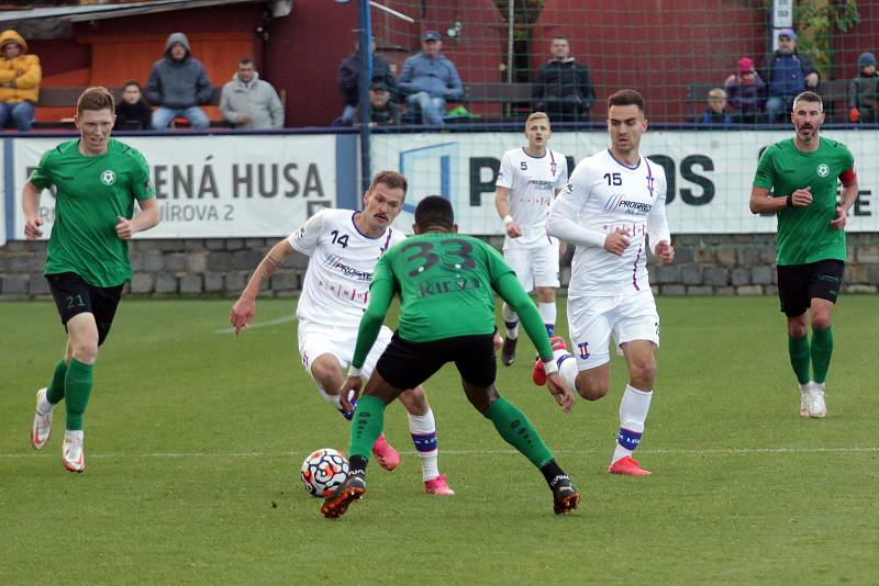 Líšeňští fotbalisté (v bílém) zdolali Příbram na domácím hřišti 4:1.