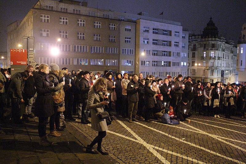 Připomínka výročí sedmnáctého listopadu na Dominikánském náměstí v Brně.