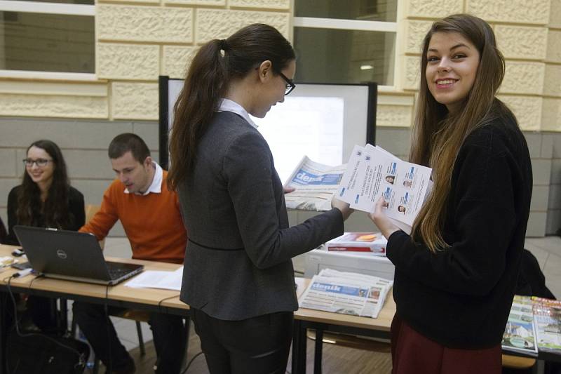 Multimediální den na fakultě sociálních studií přilákal stovky lidí. Část z nich zamířila i ke stánku Deníku Rovnost.