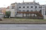 Okolí brněnského hlavního nádraží v uplynulých dnech obývali romští uprchlíci. Ve středu odpoledne se už na stejném místě téměř nepohybovali.
