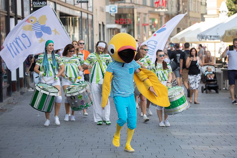 Průvod s bubeníky zahájil v Brně devátý ročník Evropských her handicapované mládeže Emil Open.