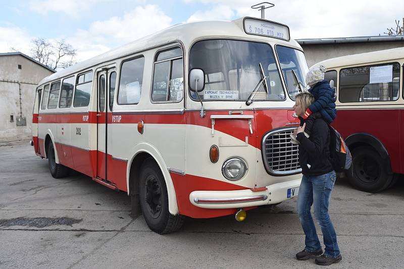 Výstava brněnského technického muzea lákala na přehlídku historických hasičských vozů, vojenských aut i starých autobusů.