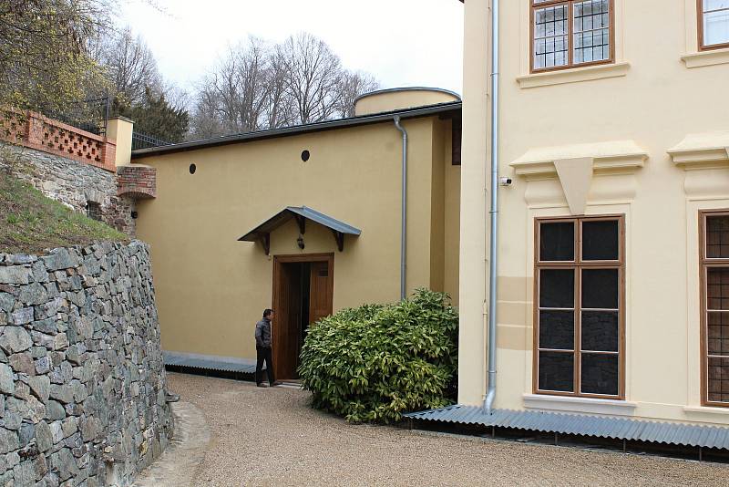 Na zámku v Lysicích restaurátoři obnovili výzdobu sala terreny.