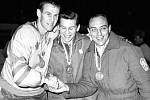 BRONZ. Kapitáni medailistů z olympiády v Innsbrucku 1964. Zleva stříbrný Švéd Sven Johansson, zlatý Sovět Boris Majorov a bronzový Vlastimil Bubník.