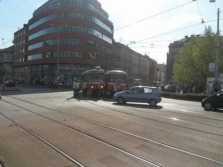 Hodinu blokovala tramvajovou dopravu v Brně nehoda dvou tramvají, která se stala na křižovatce Hybešovy ulice a Nových sadů ve tři čtvrtě na pět odpoledne.
