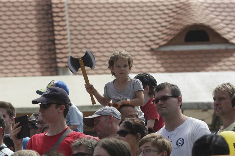 Šašci, dvorní paní a rytíři ze všech koutů Zemí koruny české se v sobotu sjeli na hrad Pernštejn na Brněnsku. Od víkendu tam totiž probíhají Slavnosti pernštejnského panství. Vrcholem sobotního programu byl rytířský turnaj na koních.