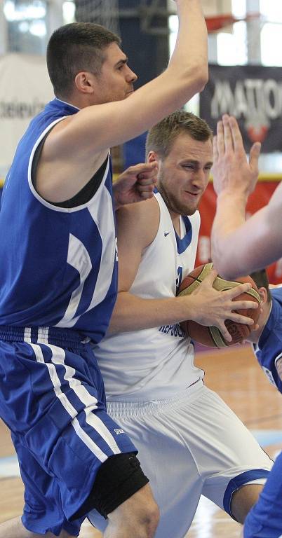 Výhrou 83:52 nad Slovenskem začal své angažmá u české basketbalové reprezentace izraelský trenér Ronen Ginzburg.