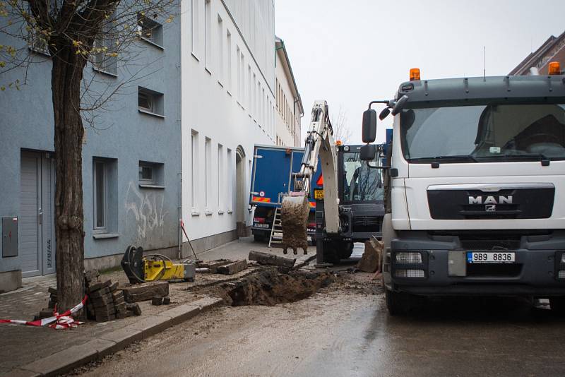 Tekoucí voda v úterý dopoledne narušila život ve Francouzské ulici v Brně. Prasklo totiž vodovodní potrubí.
