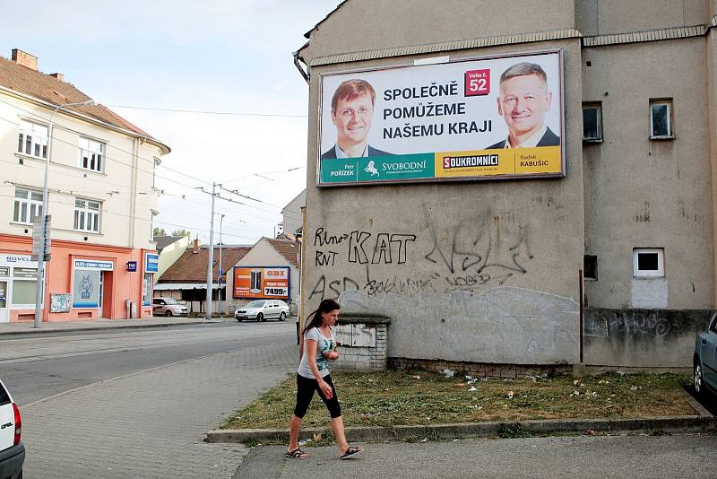 Billboardy politických stran v Brně.