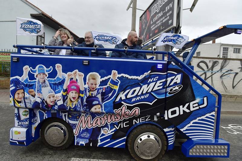 Mistrovské oslavy v Brně. Hokejisté Komety přijeli mezi fanoušky na zaplněný Zelný trh v otevřeném autobuse.