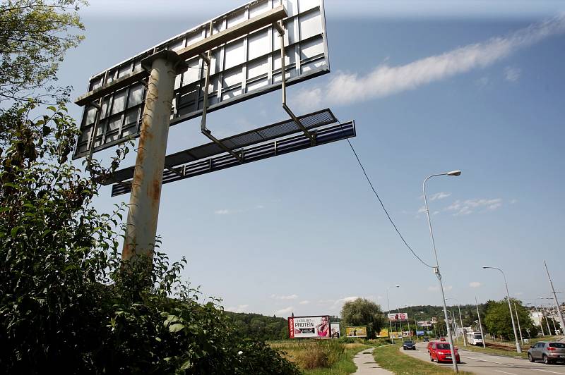 Podle nové veřejné vyhlášky Jihomoravského kraje musí být billboardy umístěné u silnic prvních tříd od 1. září odstraněny.