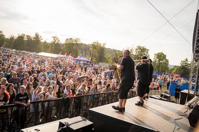 Lidé si při festivalu Hrady.cz k hradu Veveří přijeli poslechnout oblíbené kapely.