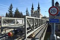 Instalace lávky pro pěší přes řeku Svitavu vedle Zábrdovického mostu.