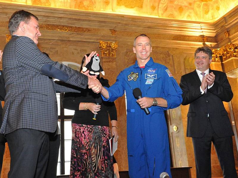 Americký astronaut Andrew Feustel ve sněmovním sále Nové radnice v Brně.