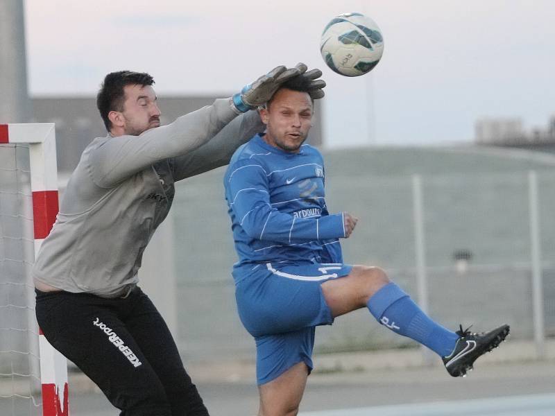 V posledním kole 1. DRFG ligy v malém fotbale zkřížil cestu už jistého mistra RKM Tripoli celek Impéria, který je složený ze slovenských studentů. 