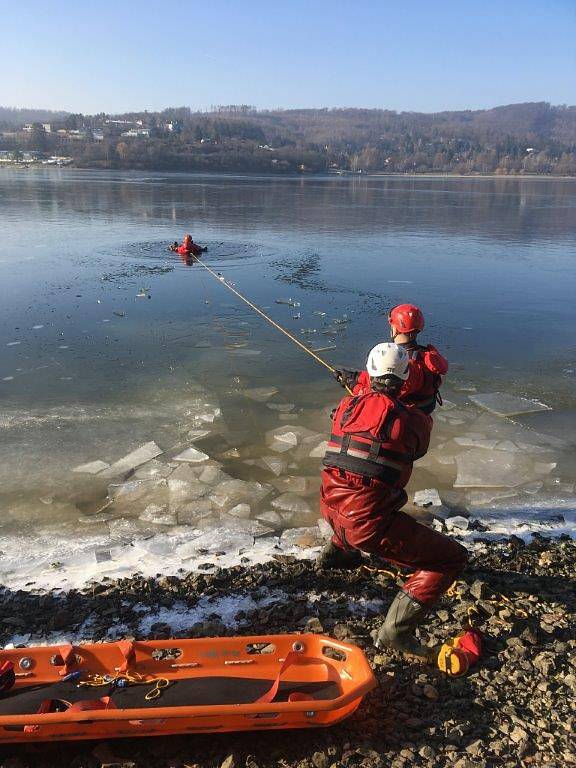 Jak zachránit lidi, kteří se proboří pod led, cvičili minulý týden hasiči na Brněnské přehradě. Čtyřdenního výcviku se účastnilo přes sto jihomoravských profesionálních i dobrovolných hasičů včetně členů brněnské Vodní záchranné služby.