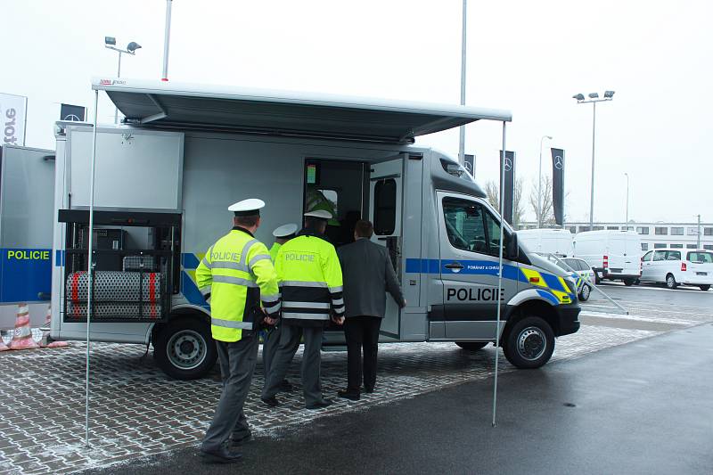 Policisté Jihomoravského kraje ve čtvrtek převzali nové speciální auto pro kontrolu váhy nákladních aut. Stálo pět milionů korun a zaplatil ho Jihomoravský kraj. 