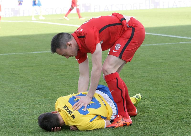 Na nově zastřešené západní tribuně stadionu v Srbské ulici si brněnští diváci vychutnali nejen lepší pohodlí, ale také vítězství domácí Zbrojovky 2:0 nad regionálním rivalem ze Zlína ve dvacátém kole první fotbalové ligy.